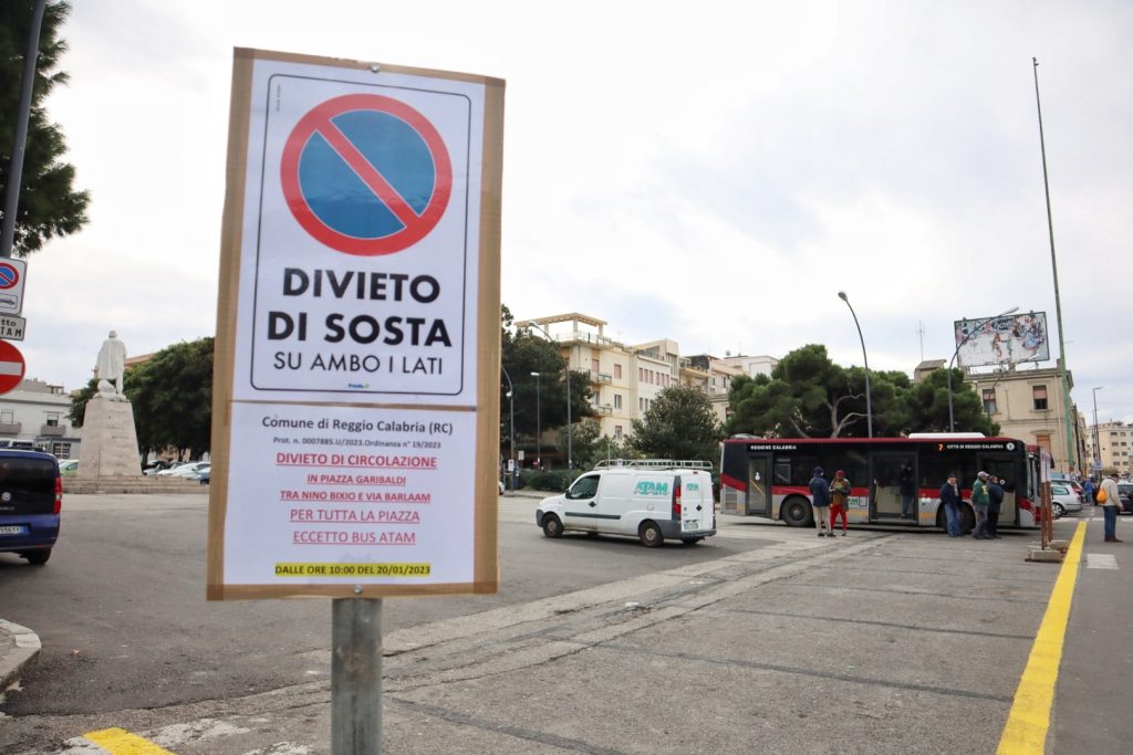 Lavori scavi Piazza Garibaldi area recintata cambia capolinea Atam