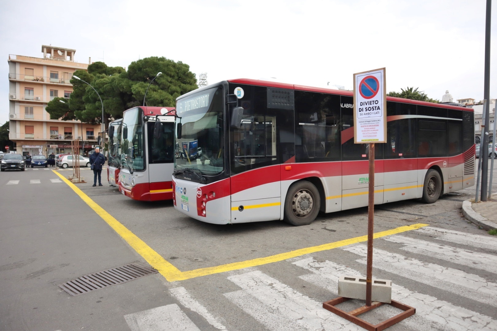 Lavori scavi Piazza Garibaldi area recintata cambia capolinea Atam (4)