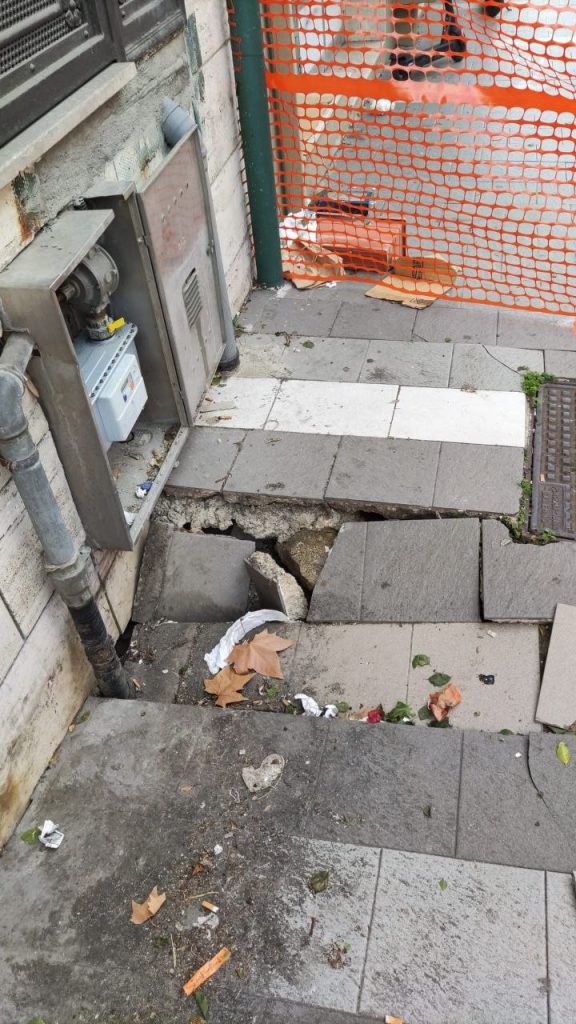 Marciapiede distrutto in via Francesco Cananzi