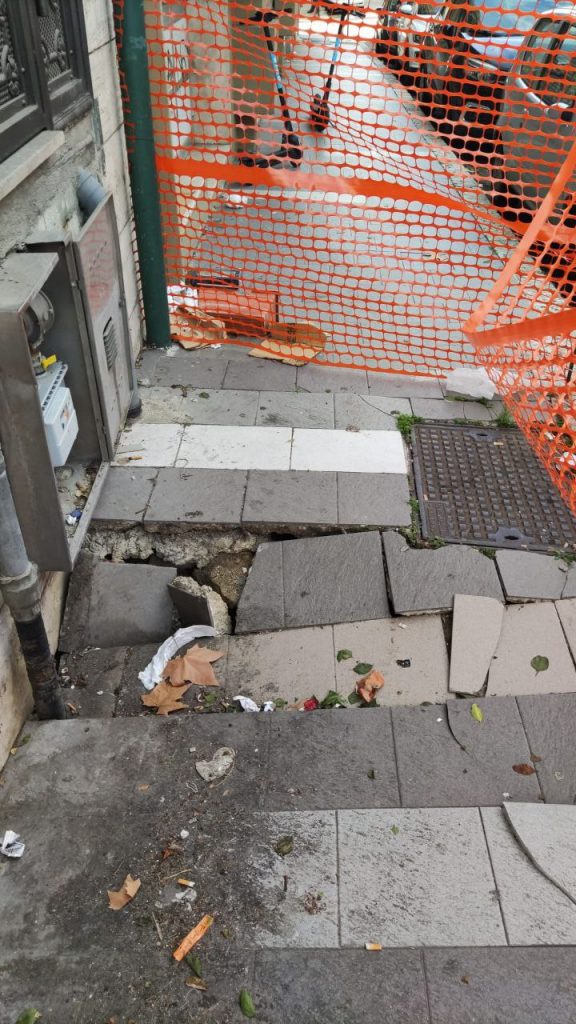 Marciapiede distrutto in via Francesco Cananzi