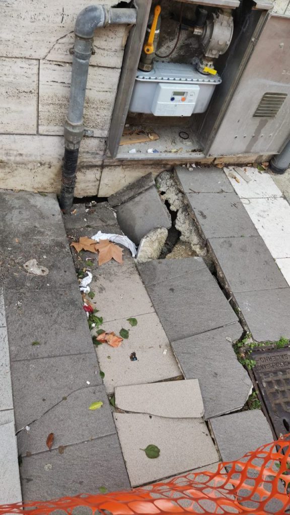 Marciapiede distrutto in via Francesco Cananzi