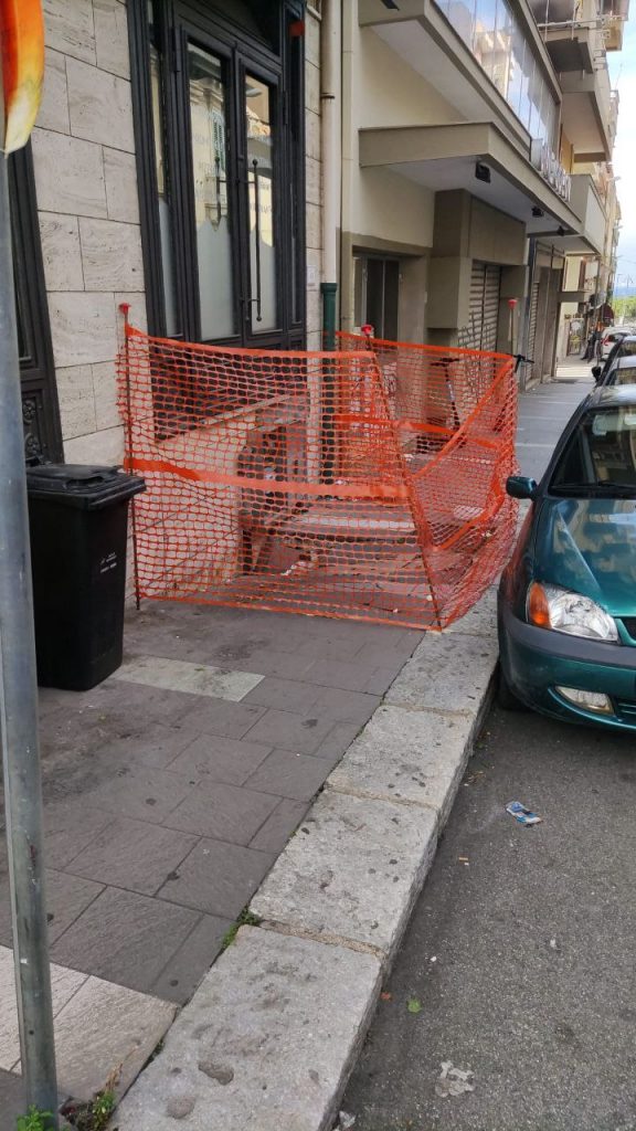 Marciapiede distrutto in via Francesco Cananzi