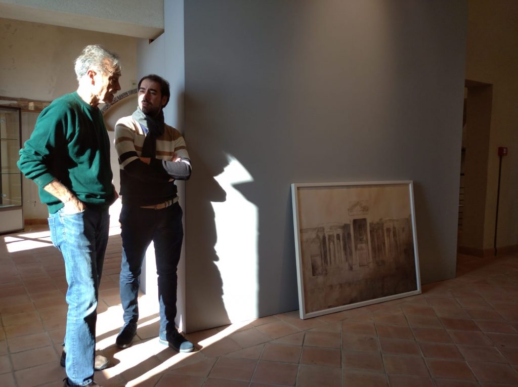 PNT, Taormina, sx Pedro Cano e Diego Cavallaro durante l'allestimento della mostra Teatros