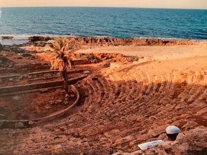 Pedro Cano al lavoro in uno dei teatri del Mediterraneo
