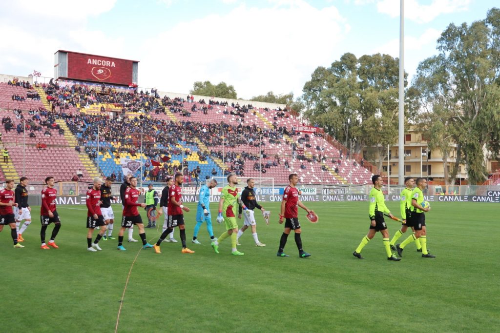 Reggina-Ternana ingresso in campo