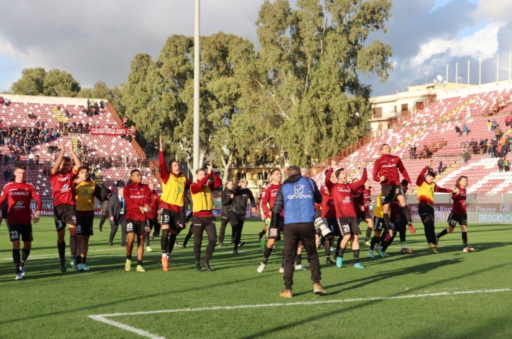 Reggina-Ternana festa finale coro squadra Curva Sud Granillo