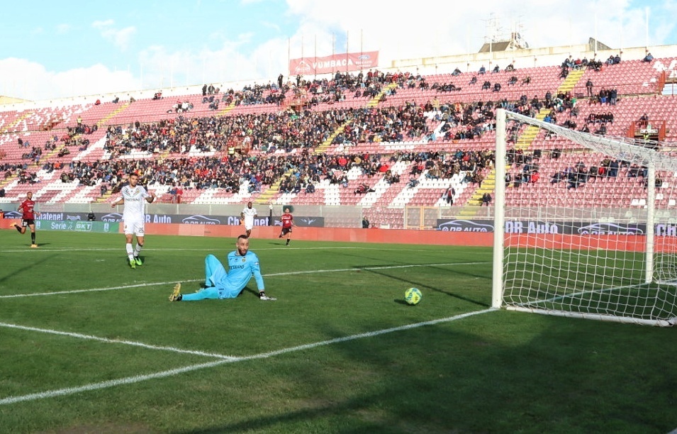 Reggina-Ternana gol Canotto annullato