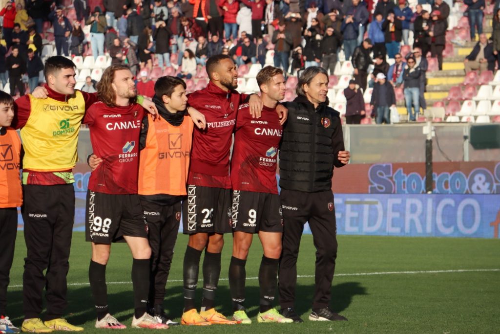 Reggina-Ternana festa finale coro squadra Curva Sud Granillo