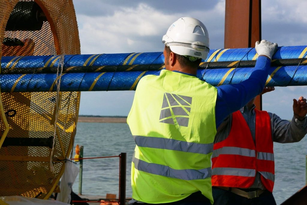 Tecnici specializzati di Terna impegnati in attività di posa di cavi elettrici