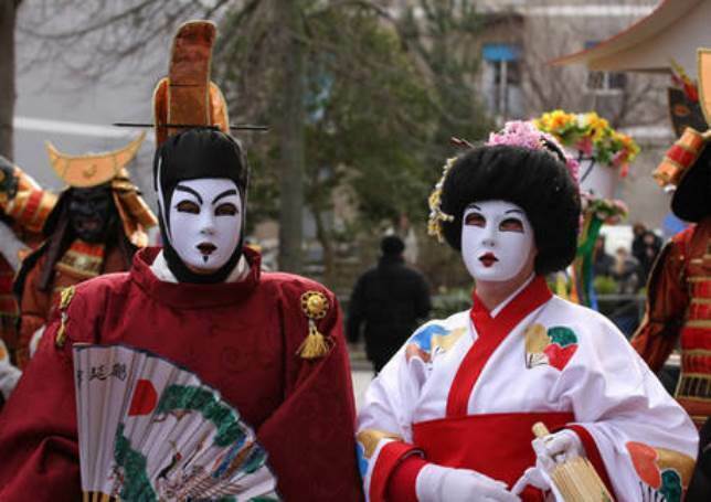 Due maschere sfilano al carnevale di Castrovillari