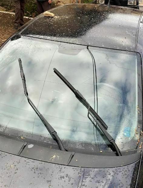 auto danneggiata massi chiesa dasà