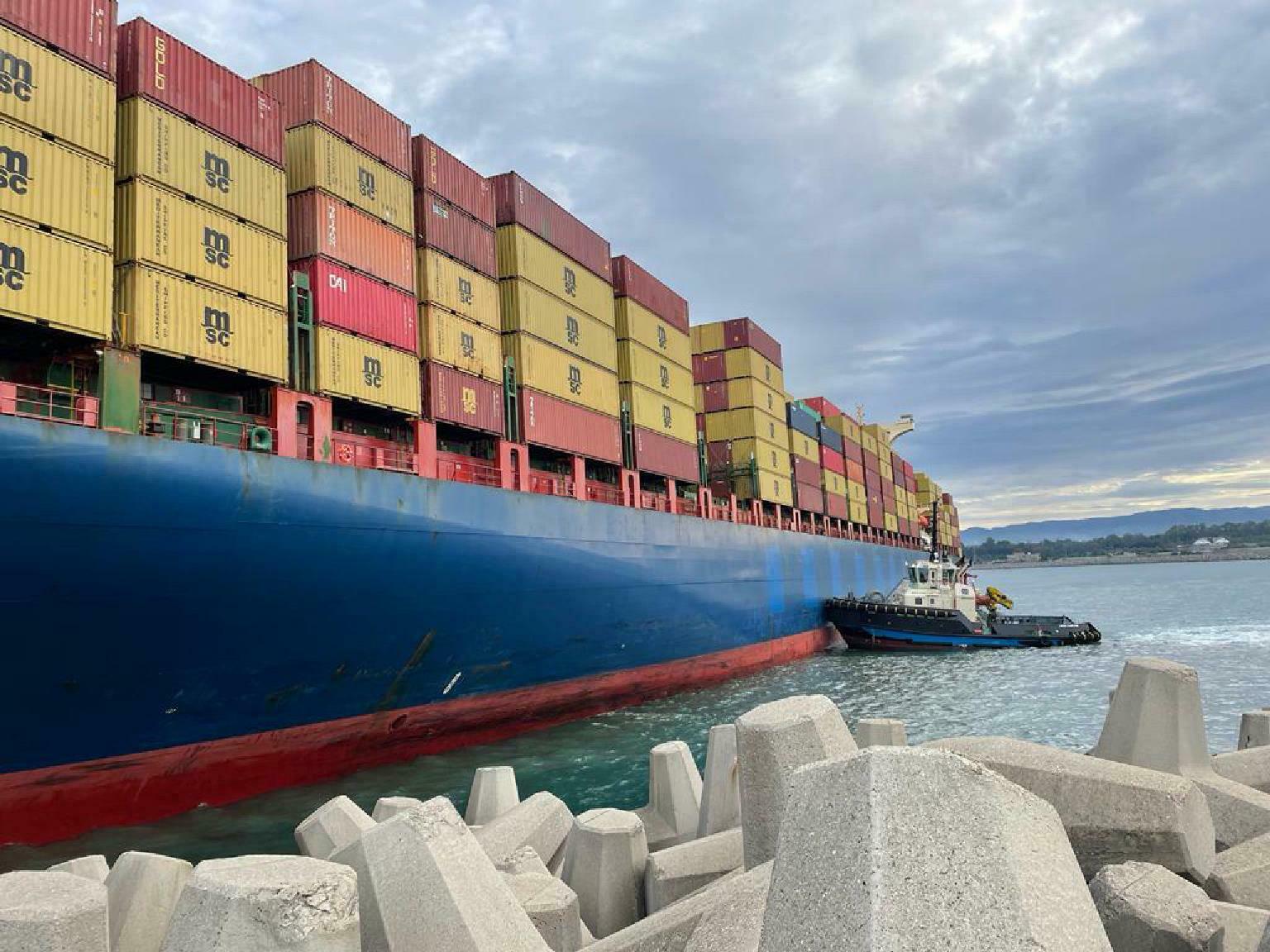 portocontainer incagliata nel porto di Gioia Tauro