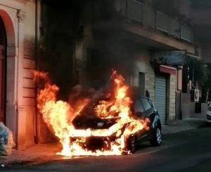 auto in fiamme