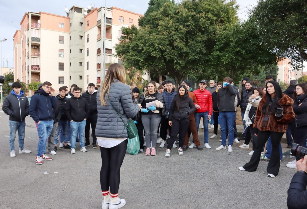 Angela Robusti Inzaghi e gli studenti reggini puliscono Via Marina e Rione Marconi