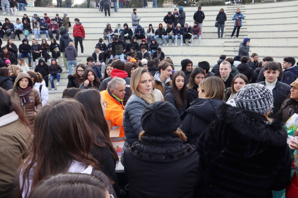 Angela Robusti Inzaghi e gli studenti reggini puliscono Via Marina e Rione Marconi