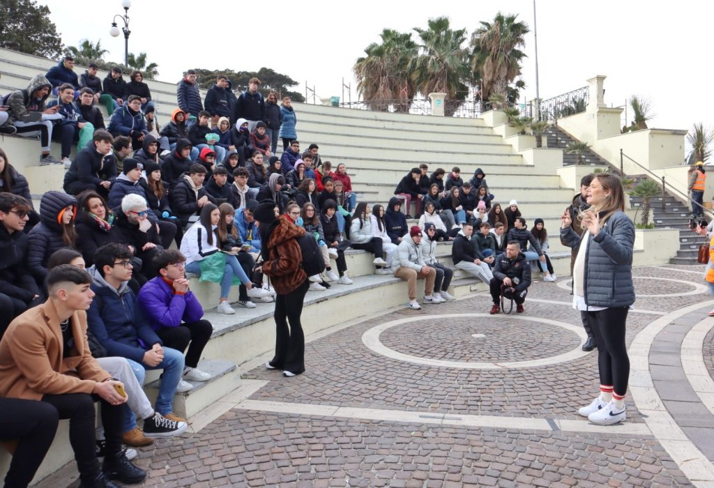 Angela Robusti Inzaghi e gli studenti reggini puliscono Via Marina e Rione Marconi