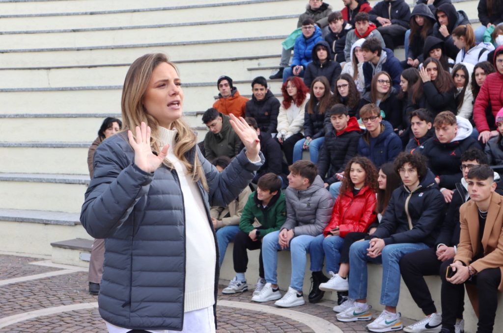 Angela Robusti Inzaghi e gli studenti reggini puliscono Via Marina e Rione Marconi