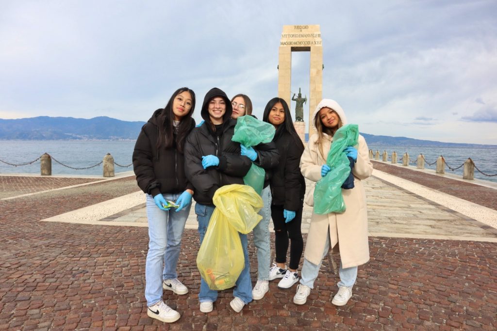 Angela Robusti Inzaghi e gli studenti reggini puliscono Via Marina e Rione Marconi