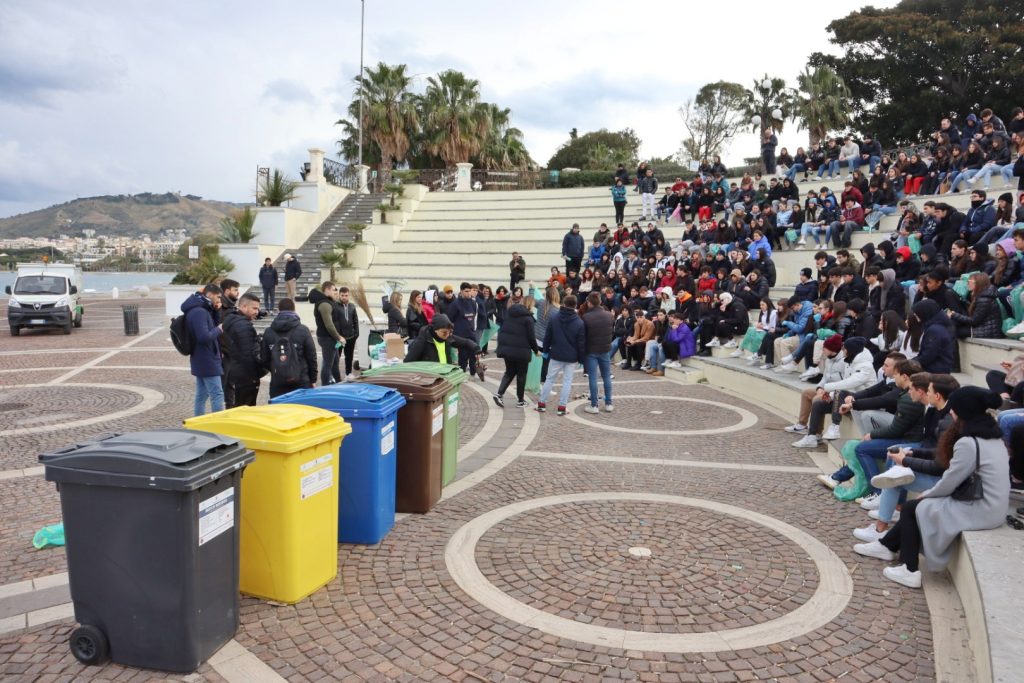 Angela Robusti Inzaghi e gli studenti reggini puliscono Via Marina e Rione Marconi