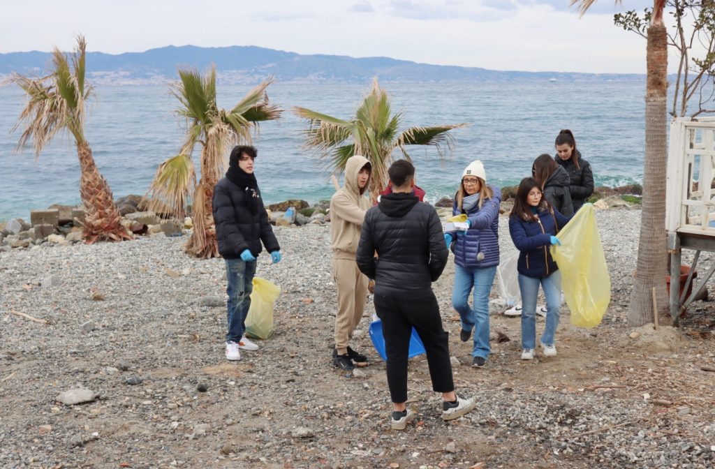 Angela Robusti Inzaghi e gli studenti reggini puliscono Via Marina e Rione Marconi