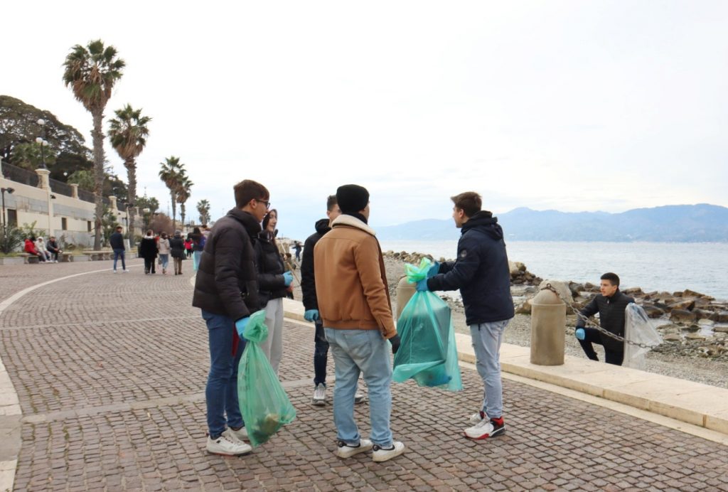 Angela Robusti Inzaghi e gli studenti reggini puliscono Via Marina e Rione Marconi