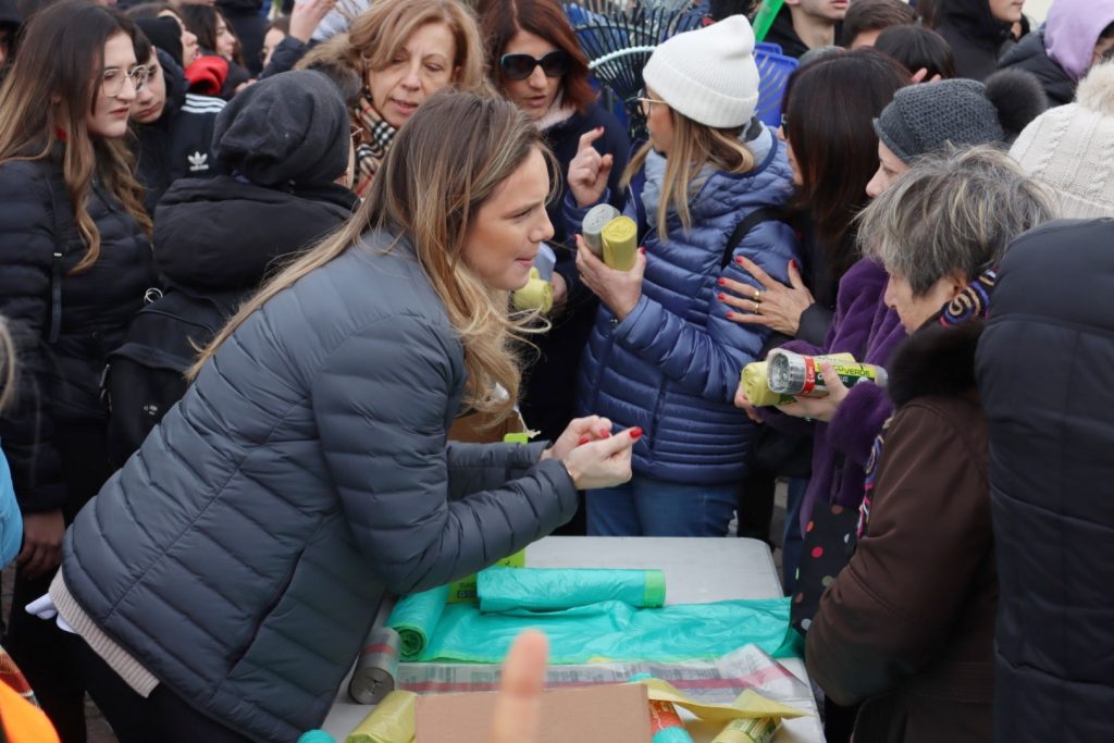 Angela Robusti Inzaghi e gli studenti reggini puliscono Via Marina e Rione Marconi