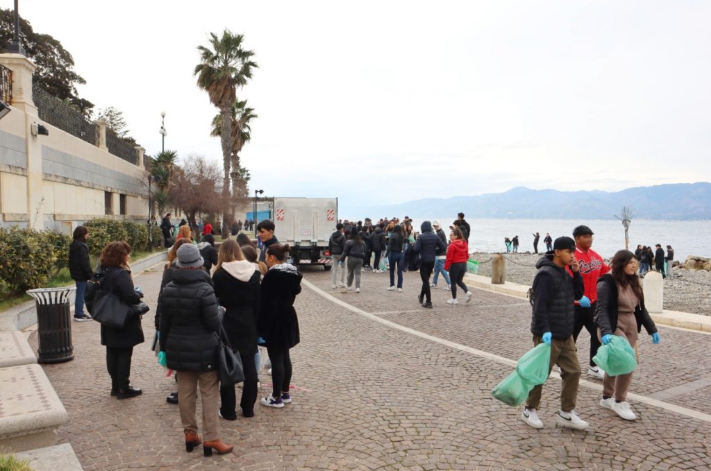 Angela Robusti Inzaghi e gli studenti reggini puliscono Via Marina e Rione Marconi