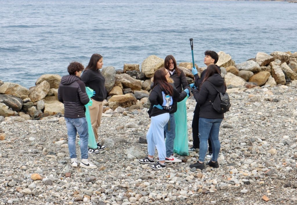 Angela Robusti Inzaghi e gli studenti reggini puliscono Via Marina e Rione Marconi