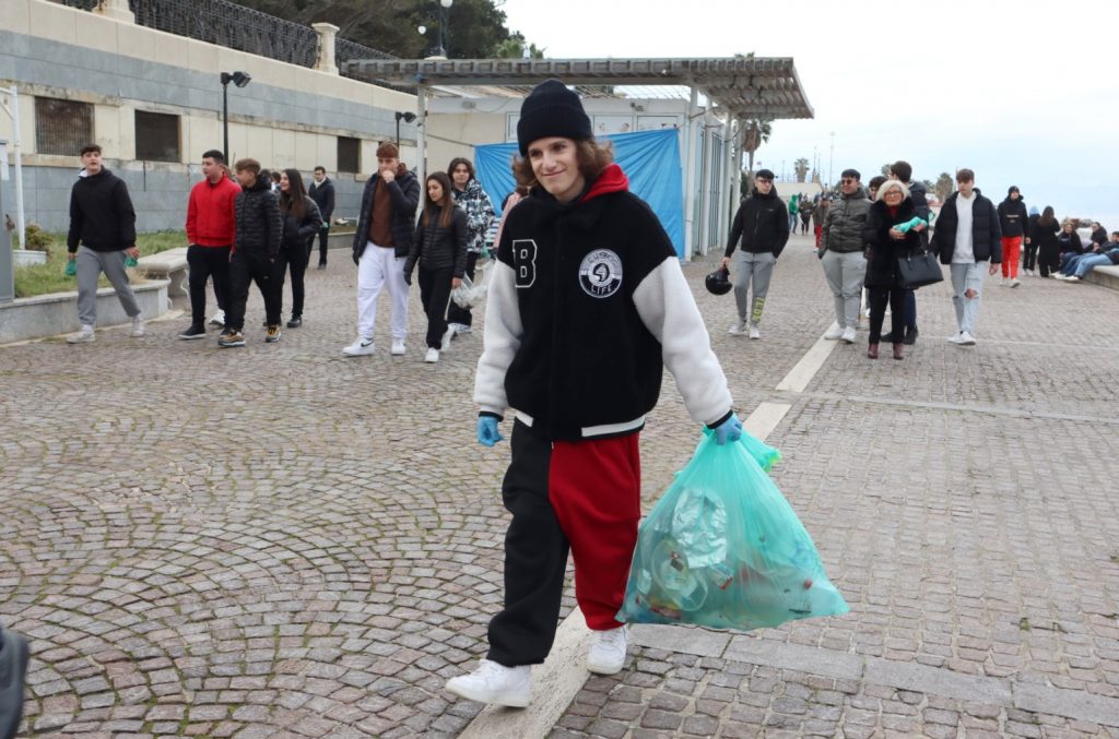 Angela Robusti Inzaghi e gli studenti reggini puliscono Via Marina e Rione Marconi
