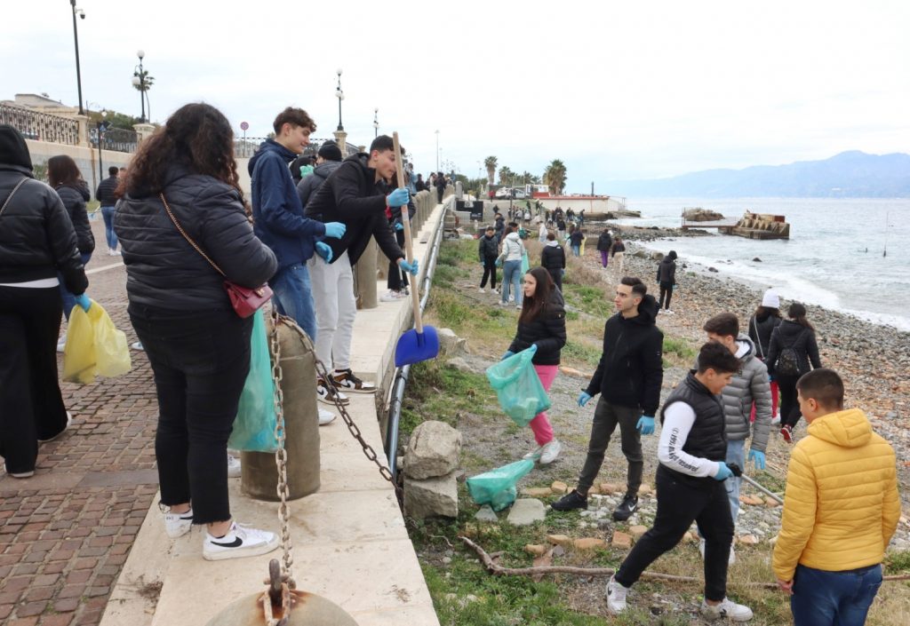 Angela Robusti Inzaghi e gli studenti reggini puliscono Via Marina e Rione Marconi