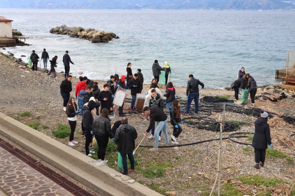Angela Robusti Inzaghi e gli studenti reggini puliscono Via Marina e Rione Marconi