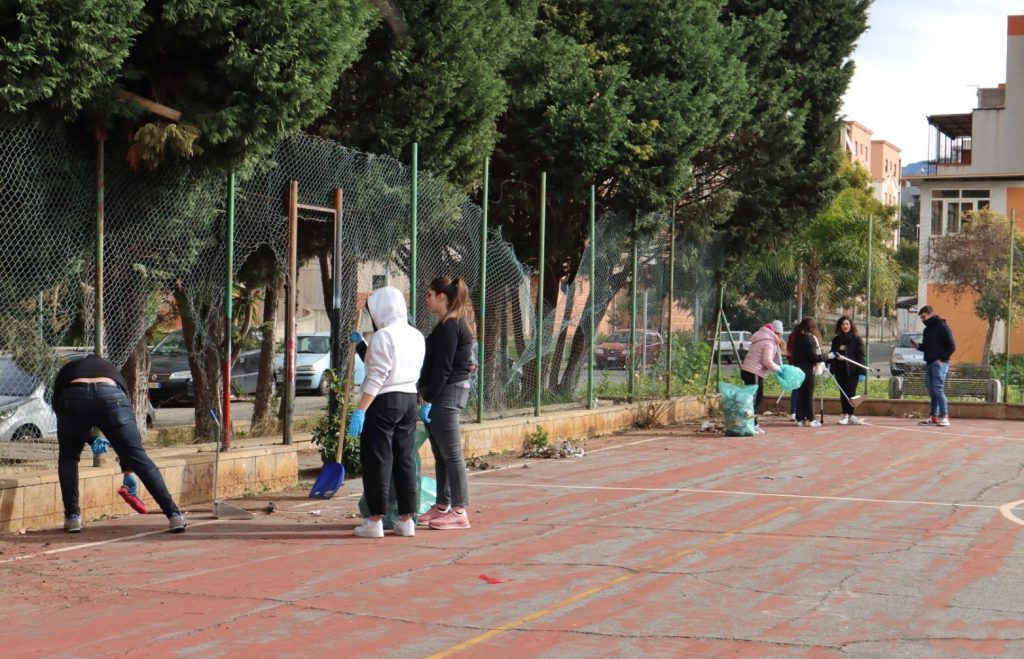 Angela Robusti Inzaghi e gli studenti reggini puliscono Via Marina e Rione Marconi