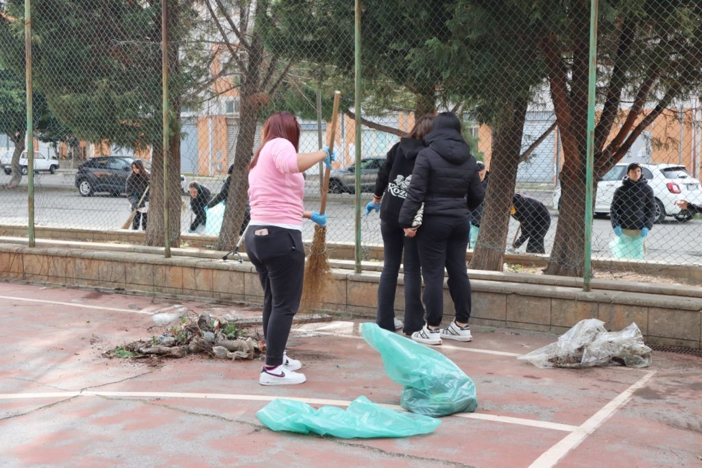 Angela Robusti Inzaghi e gli studenti reggini puliscono Via Marina e Rione Marconi