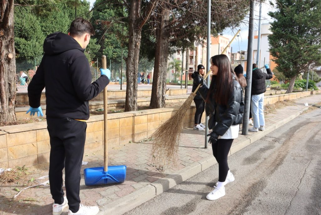 Angela Robusti Inzaghi e gli studenti reggini puliscono Via Marina e Rione Marconi