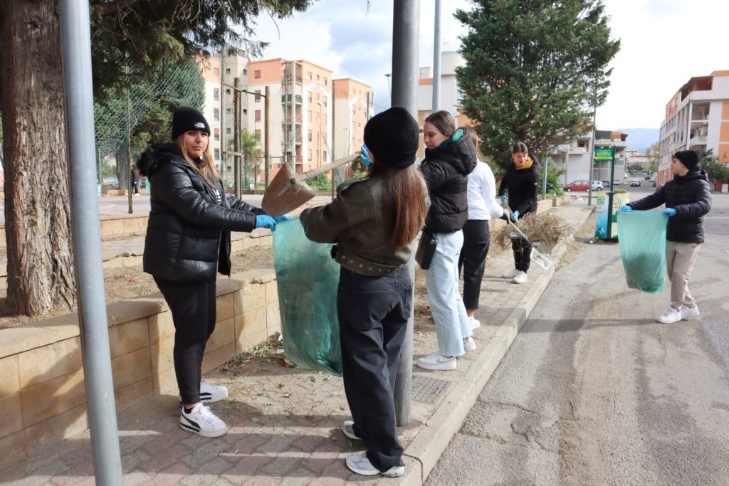 Angela Robusti Inzaghi e gli studenti reggini puliscono Via Marina e Rione Marconi