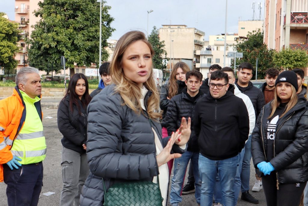 Angela Robusti Inzaghi e gli studenti reggini puliscono Via Marina e Rione Marconi
