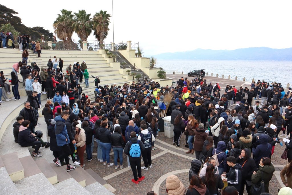 Angela Robusti Inzaghi e gli studenti reggini puliscono Via Marina e Rione Marconi