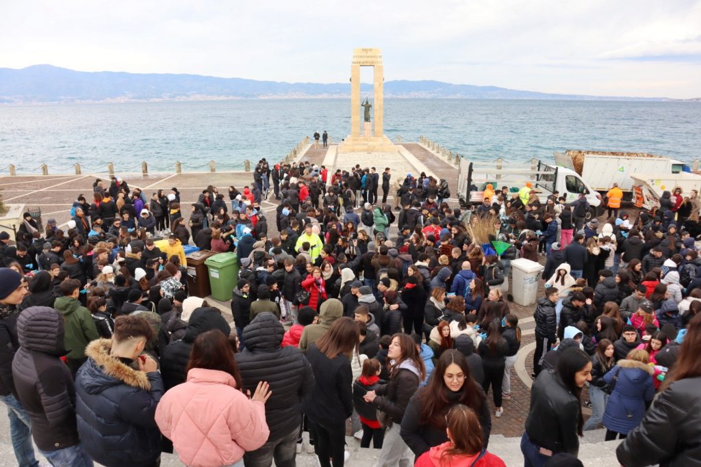 Angela Robusti Inzaghi e gli studenti reggini puliscono Via Marina e Rione Marconi
