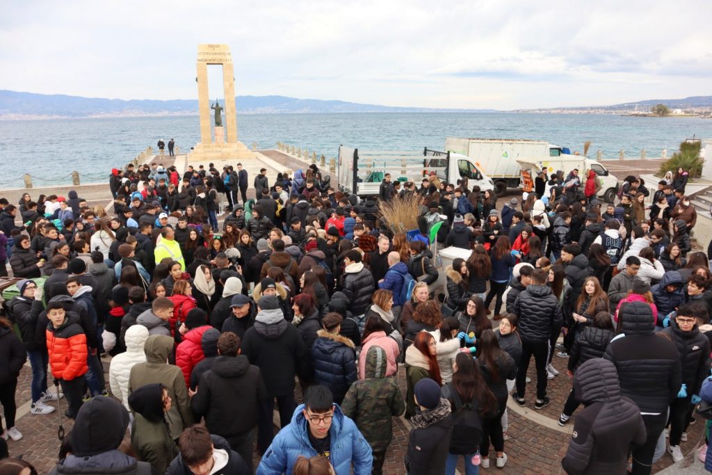 Angela Robusti Inzaghi e gli studenti reggini puliscono Via Marina e Rione Marconi