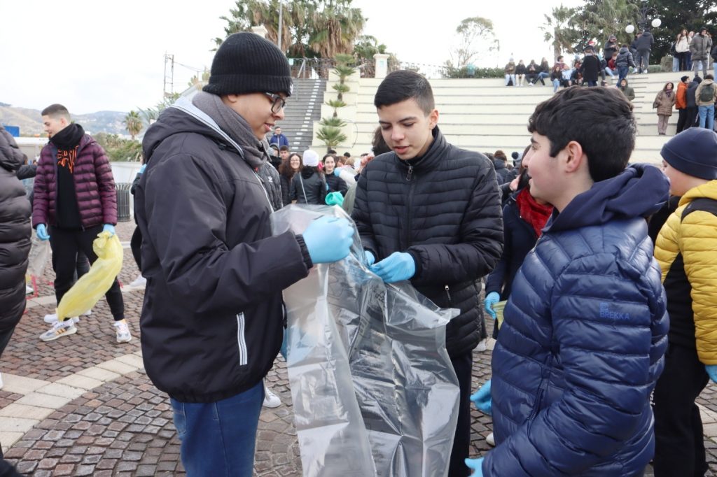 Angela Robusti Inzaghi e gli studenti reggini puliscono Via Marina e Rione Marconi