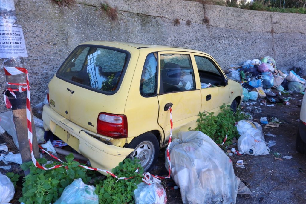 Macchina abbandonata e spazzatura in via Trieste
