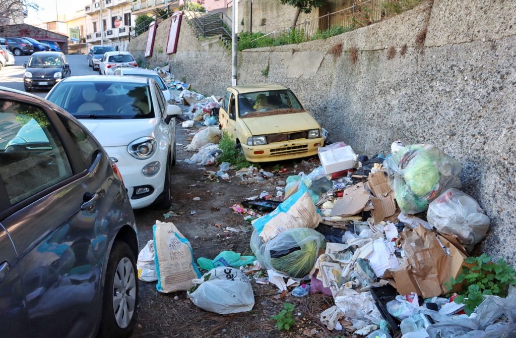 Macchina abbandonata e spazzatura in via Trieste