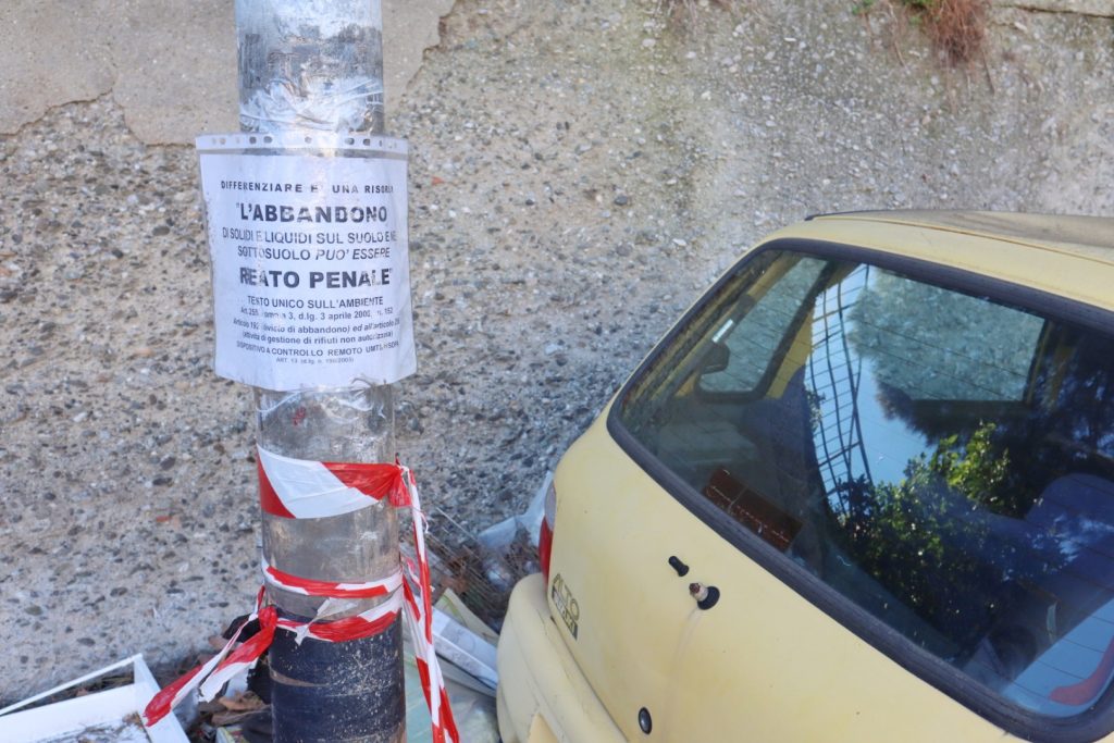 Macchina abbandonata e spazzatura in via Trieste