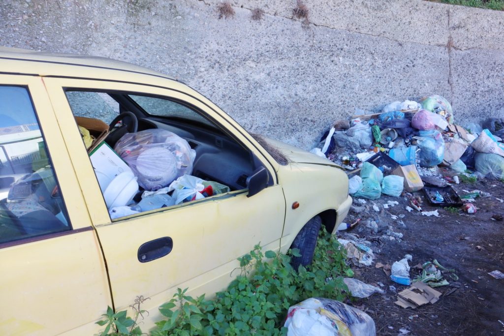 Macchina abbandonata e spazzatura in via Trieste