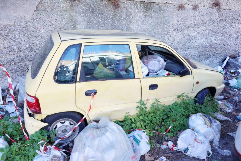 Macchina abbandonata e spazzatura in via Trieste