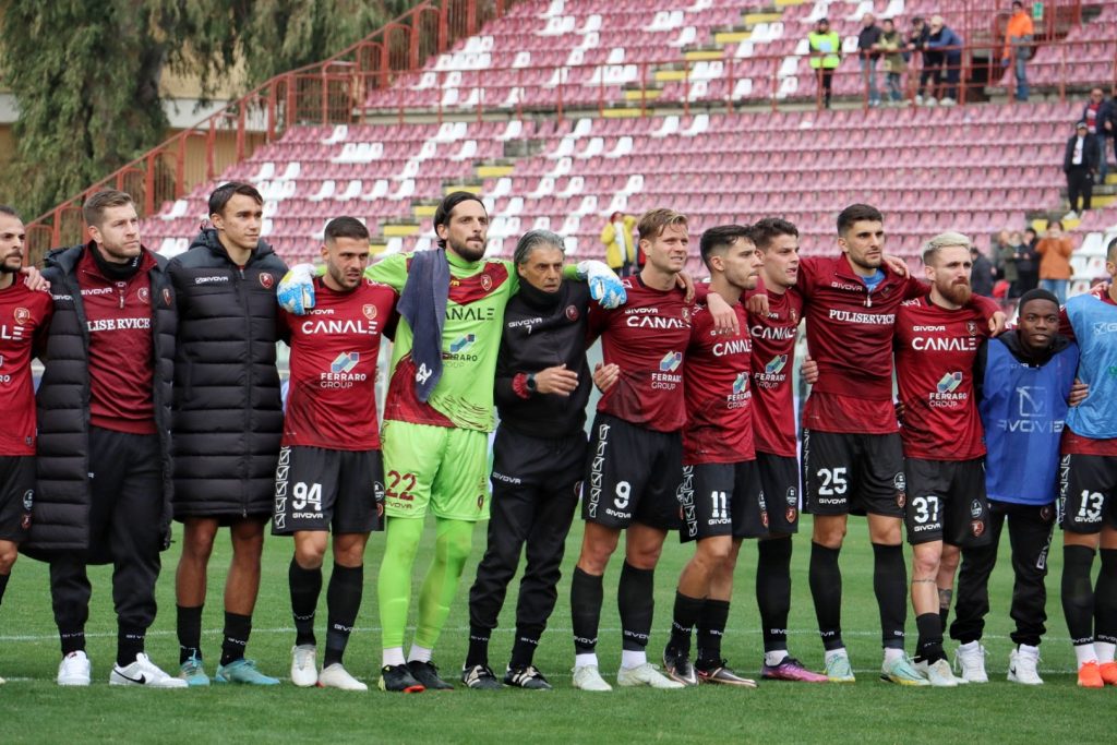 Reggina-Modena saluto finale squadra Curva Sud tifosi Granillo