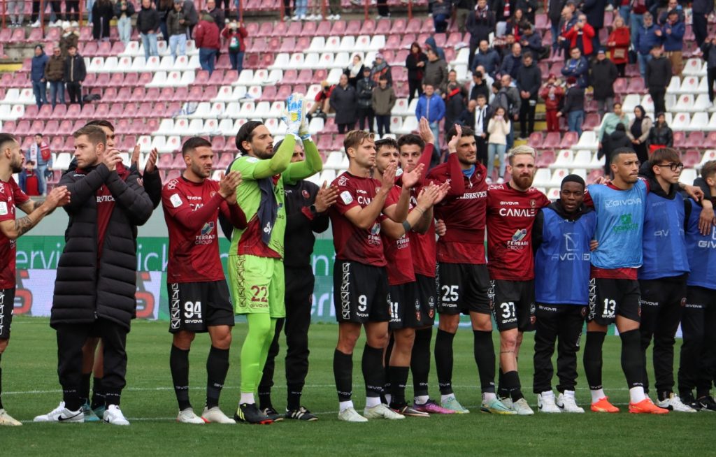 Reggina-Modena saluto finale squadra Curva Sud tifosi Granillo