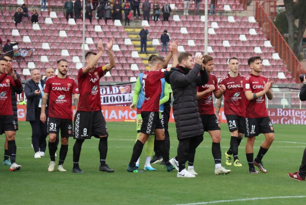 Reggina-Modena saluto finale squadra Curva Sud tifosi Granillo