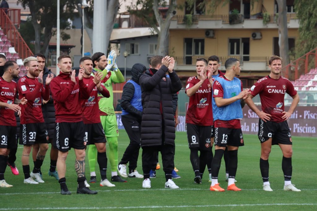 Reggina-Modena saluto finale squadra Curva Sud tifosi Granillo