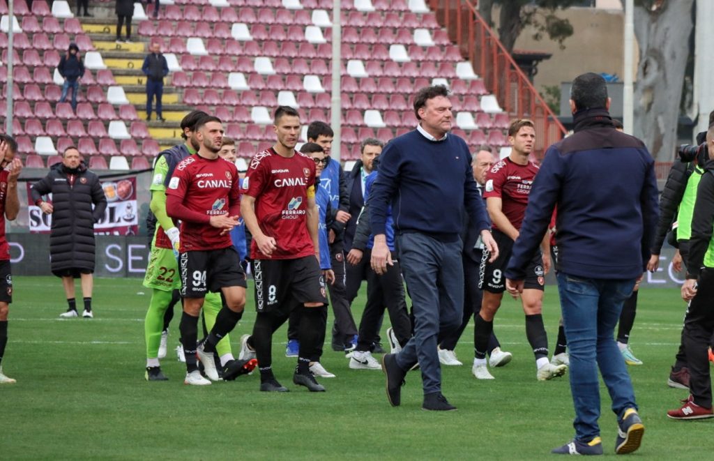 Reggina-Modena saluto finale squadra Curva Su tifosi Granillo con Taibi in prima fila